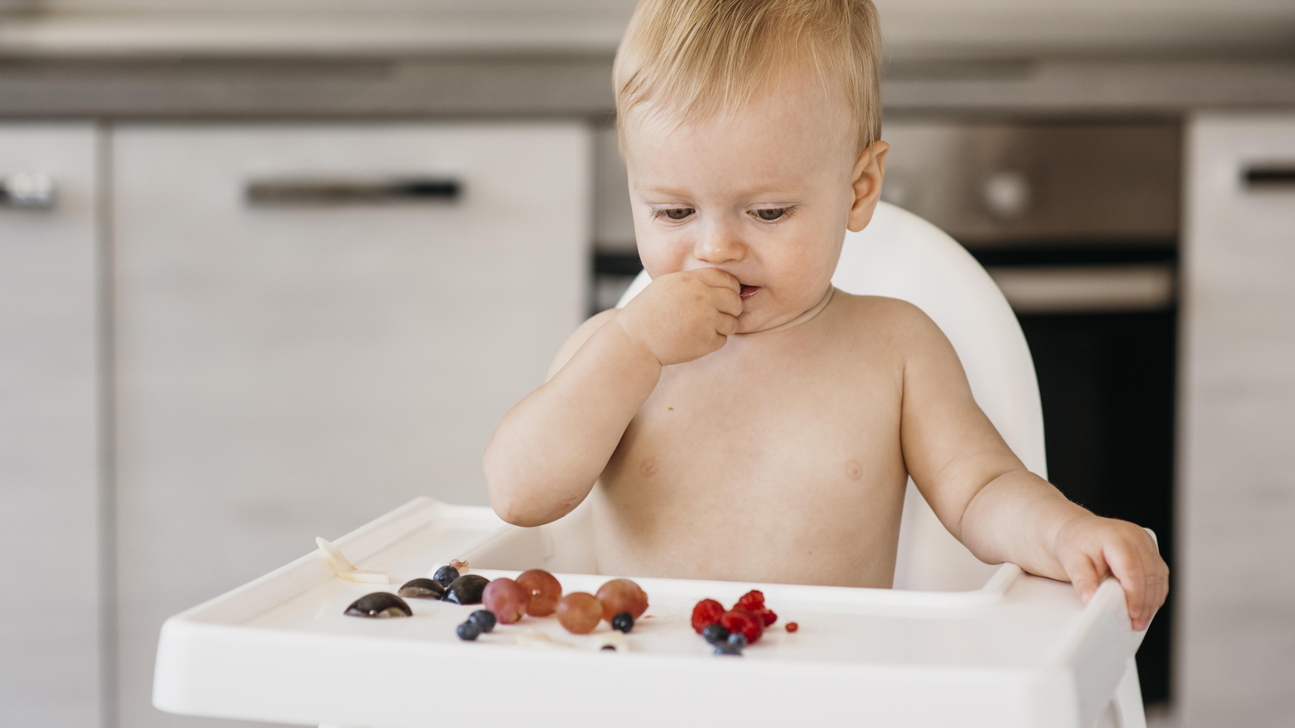 Bebé comiendo primeros alimentos